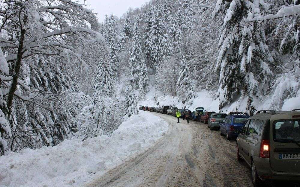 Des voitures bloquées par la neige en montagne